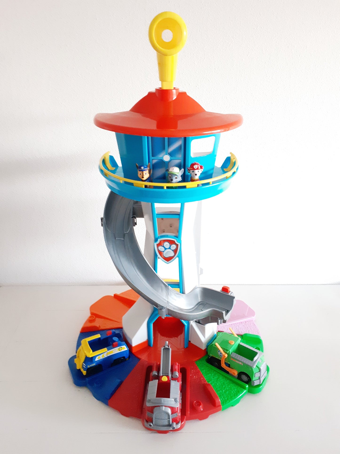 Kinderspielset mit Autos und Rutschbahn-Rennstrecke – Spielzeug für drinnen & draußen